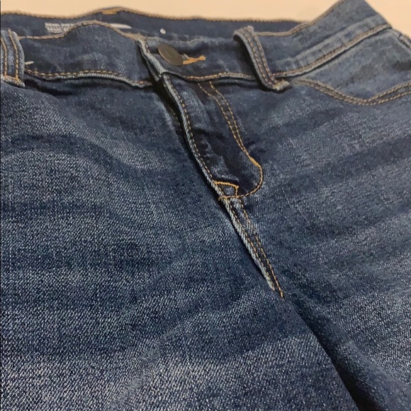 Old navy semi-fitted shorts - Picture 3 of 5